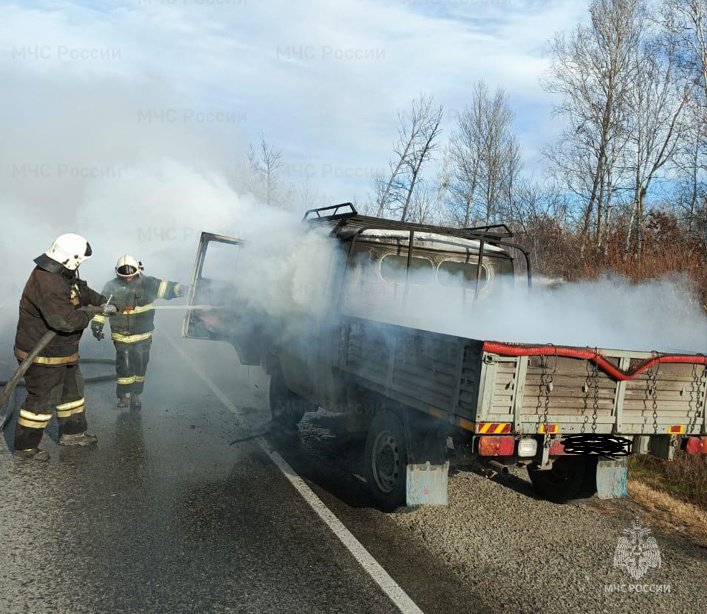 Огнеборцы Смидовичского района потушили горящий УАЗ